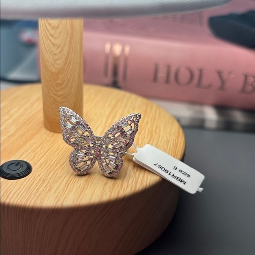 NWT Butterfly Statement Ring Size 6